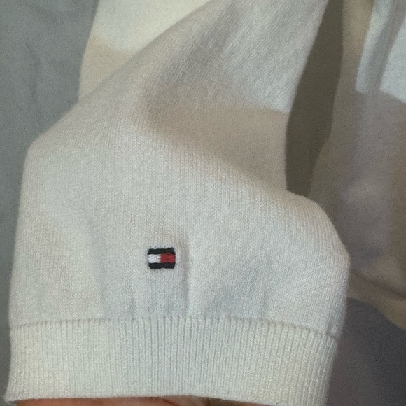 Tommy Hilfiger V-Neck Sweater – XXL – Ivory w/ Red & Navy Accents – Classic Knit - Picture 5 of 8